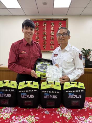 任連根、任呂玉華夫妻的子女以兩人名義捐贈5台公共場所自動體外心臟電擊去顫器（PAD），交由新竹縣政府消防局運用 的圖片
