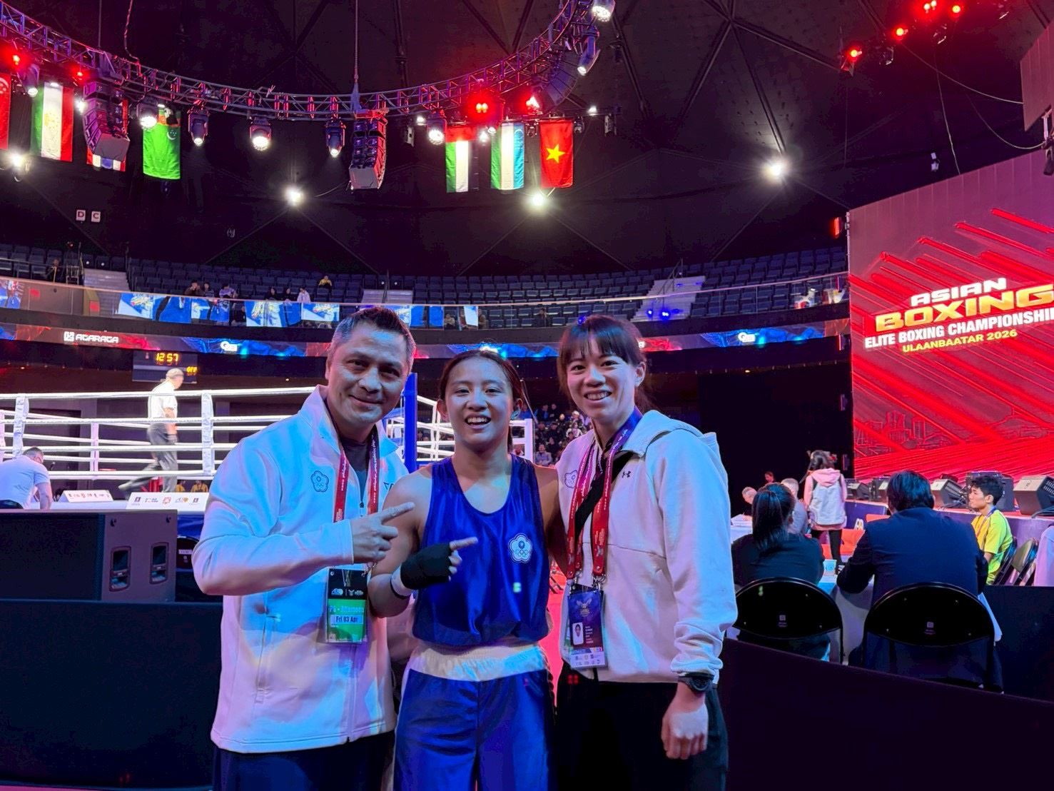 賽後，郭怡萱開心與指導教練柯文明(左)合影（中華民國拳擊協會及教練提供 ）