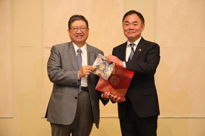 IMG_7125新竹縣長楊文科與鳥取縣議會福田俊史議長會面互換禮物。 的圖片