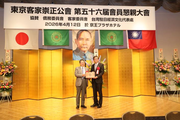 IMG_8092新竹縣長楊文科贈送竹縣特產予駐日副代表周學佑公使 的圖片