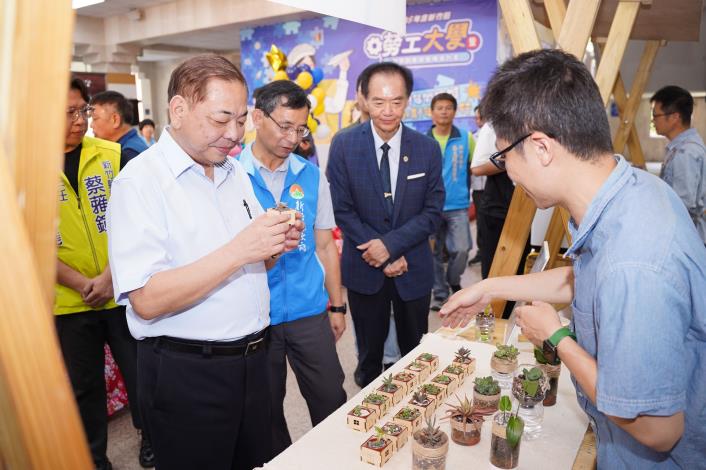 官網-副縣長陳見賢也參觀講師成果攤位 的圖片