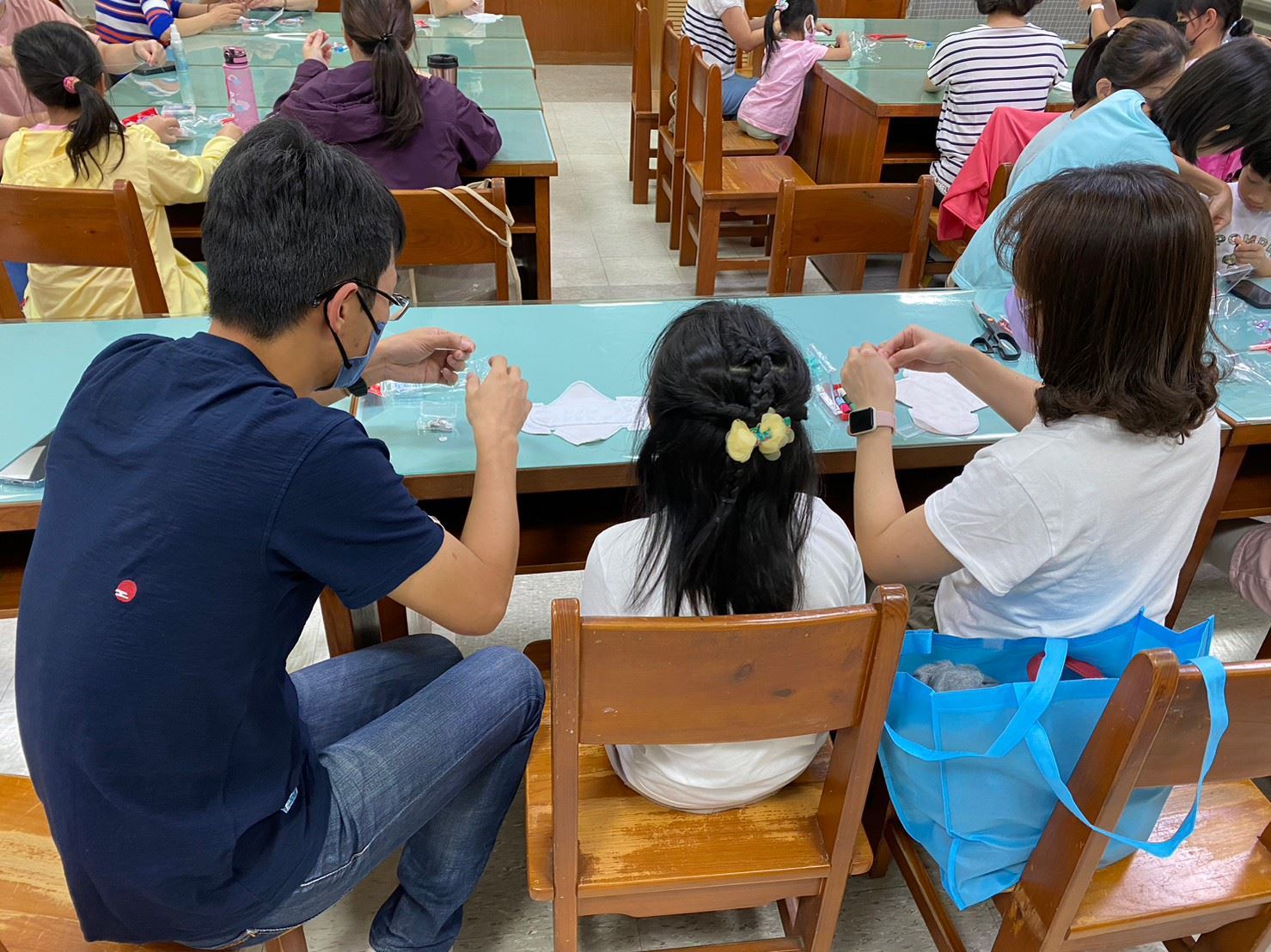 官網-文化局圖書館112年辦理繪本教育活動「我的衛生棉我做主」，吸引親子共同參加。 的圖片