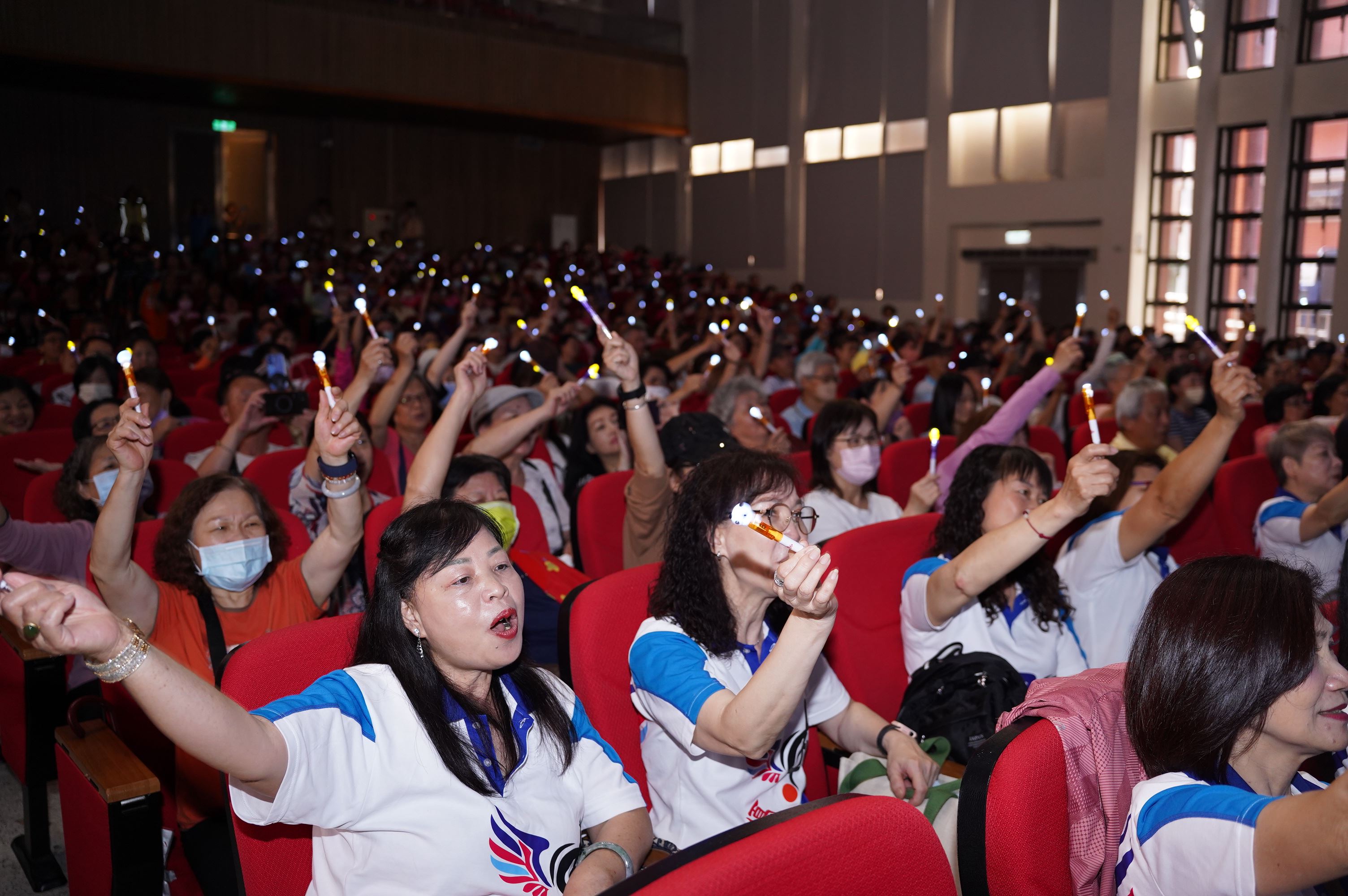 官網-志工們與台上歌手互動，盡情高歌 的圖片