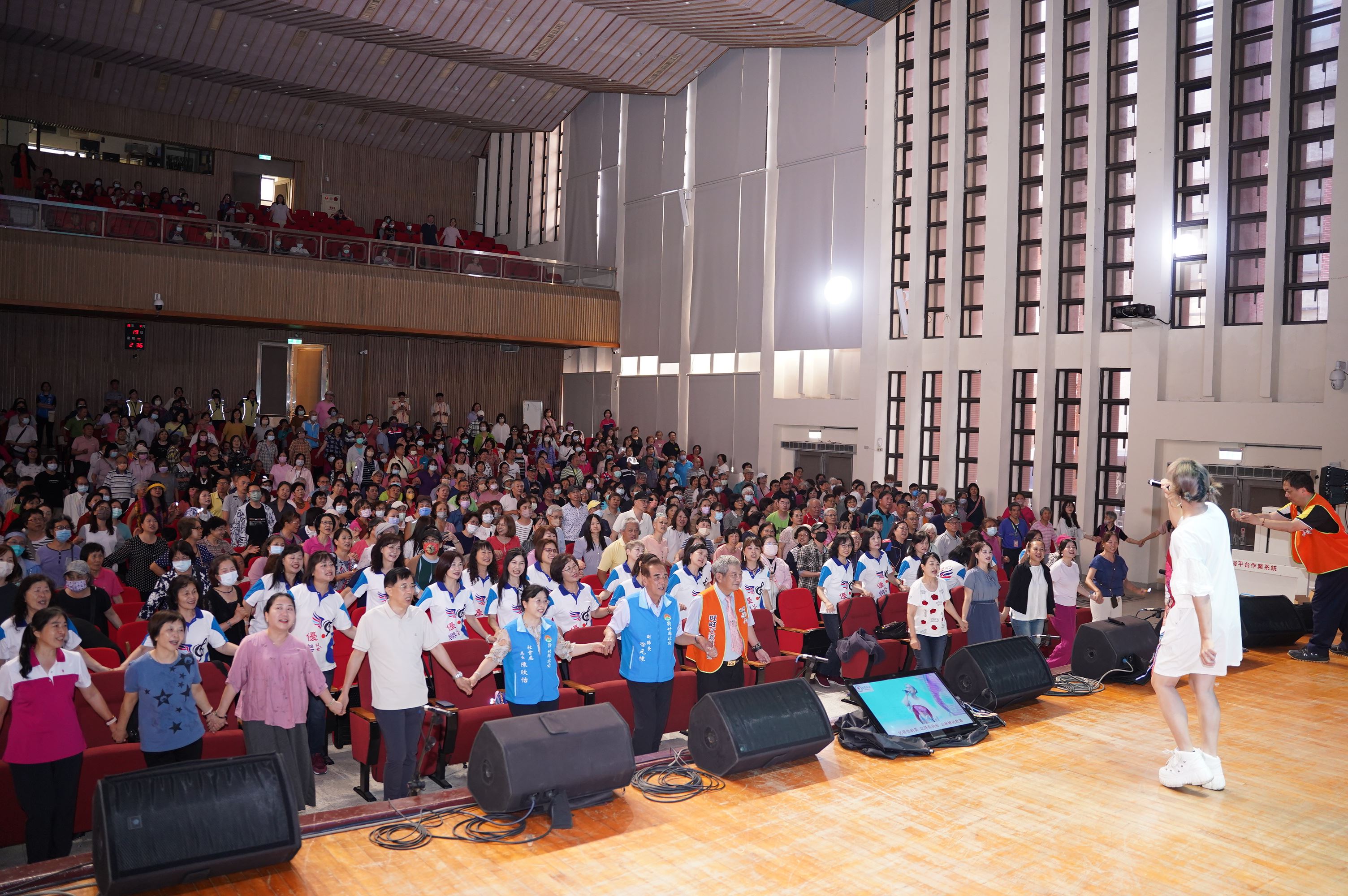 官網-高蕾雅帶領全場來賓與志工站起身來起舞，熱鬧氣氛到最高點 的圖片