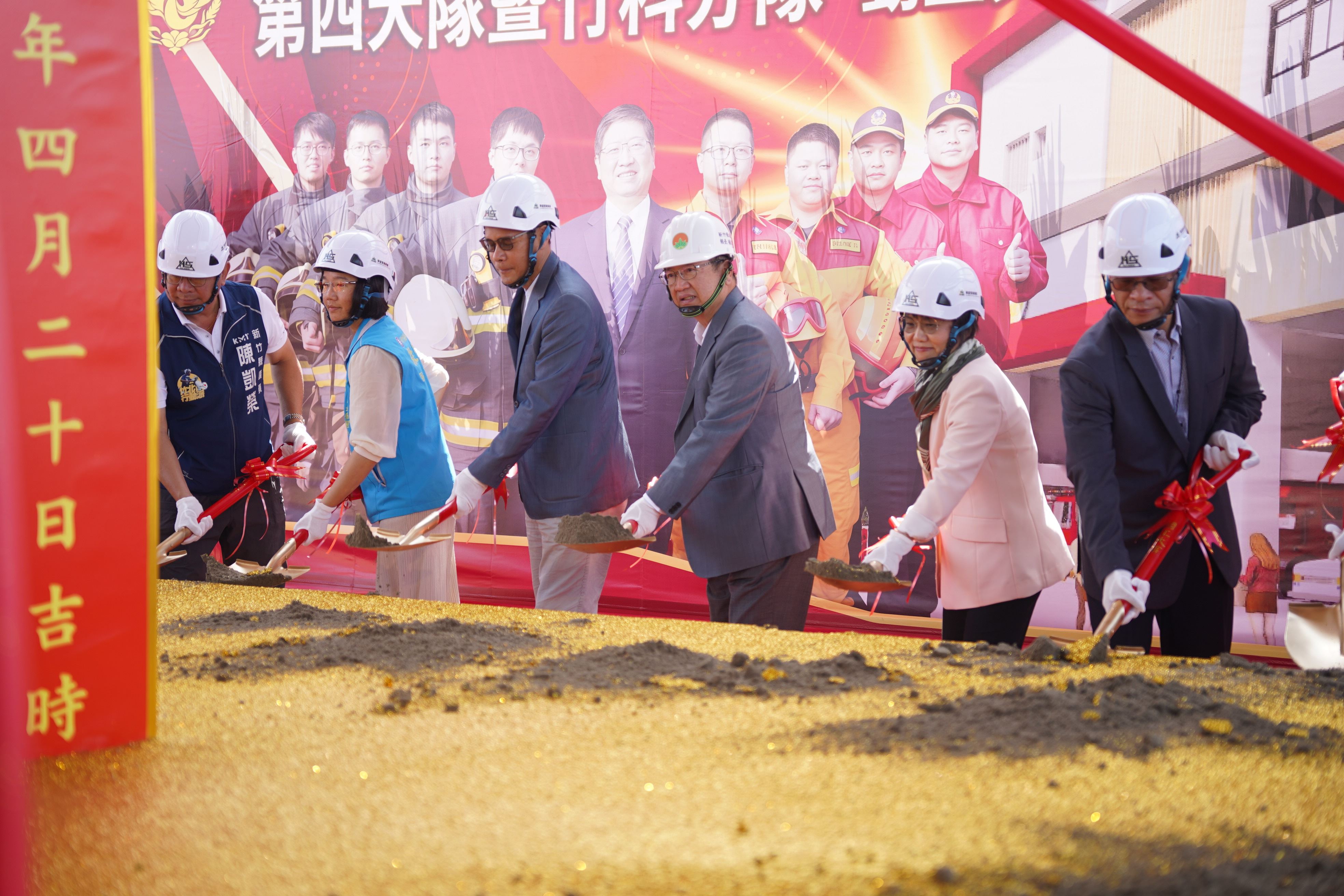 官網DSC07958新竹縣長楊文科(右三)為工程執鏟 的圖片