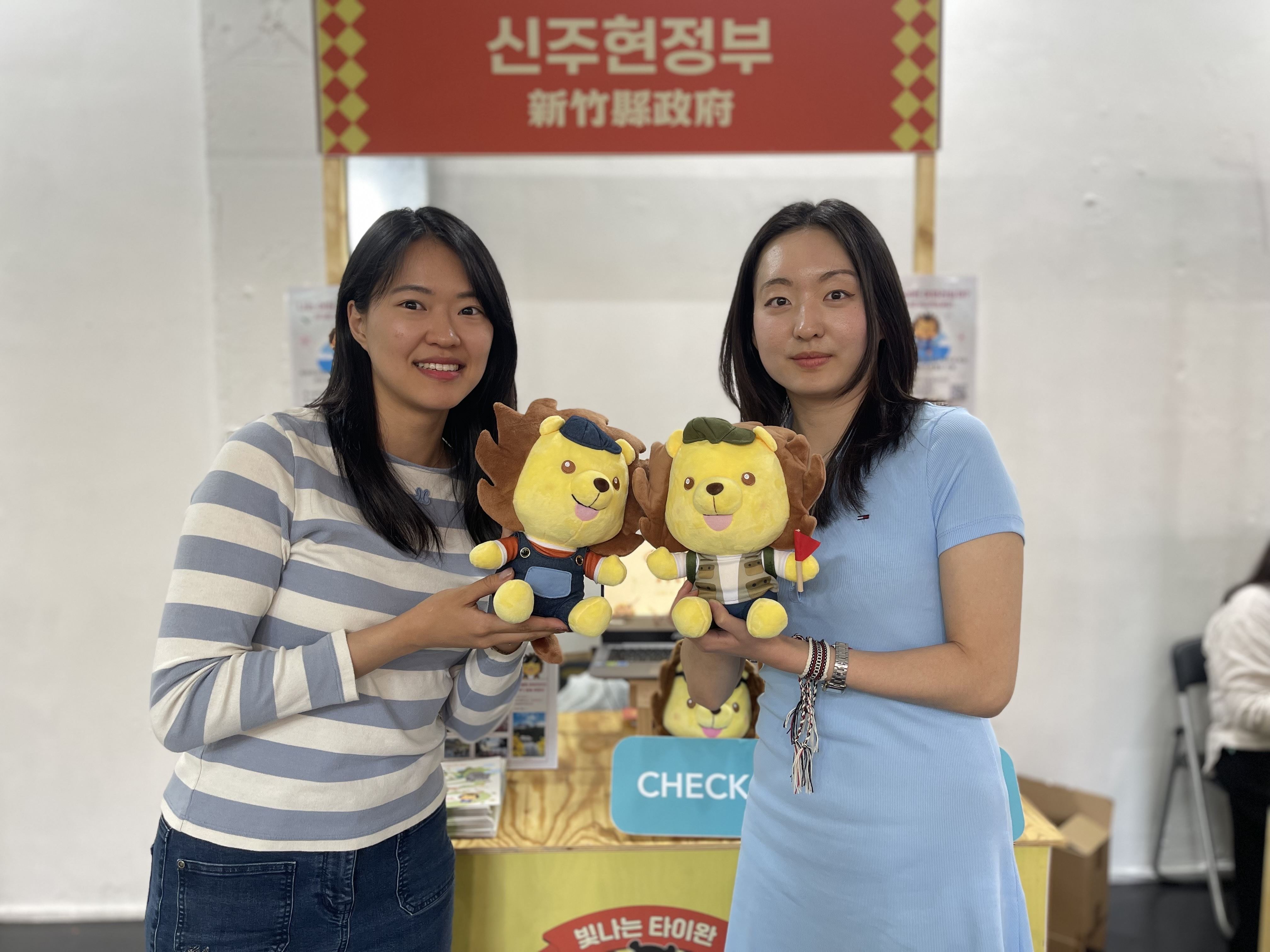 官網-皮皮獅化身超級觀光大使，用呆萌樣貌成功捕捉許多韓國人的關注，並留下對新竹縣的第一印象。 的圖片