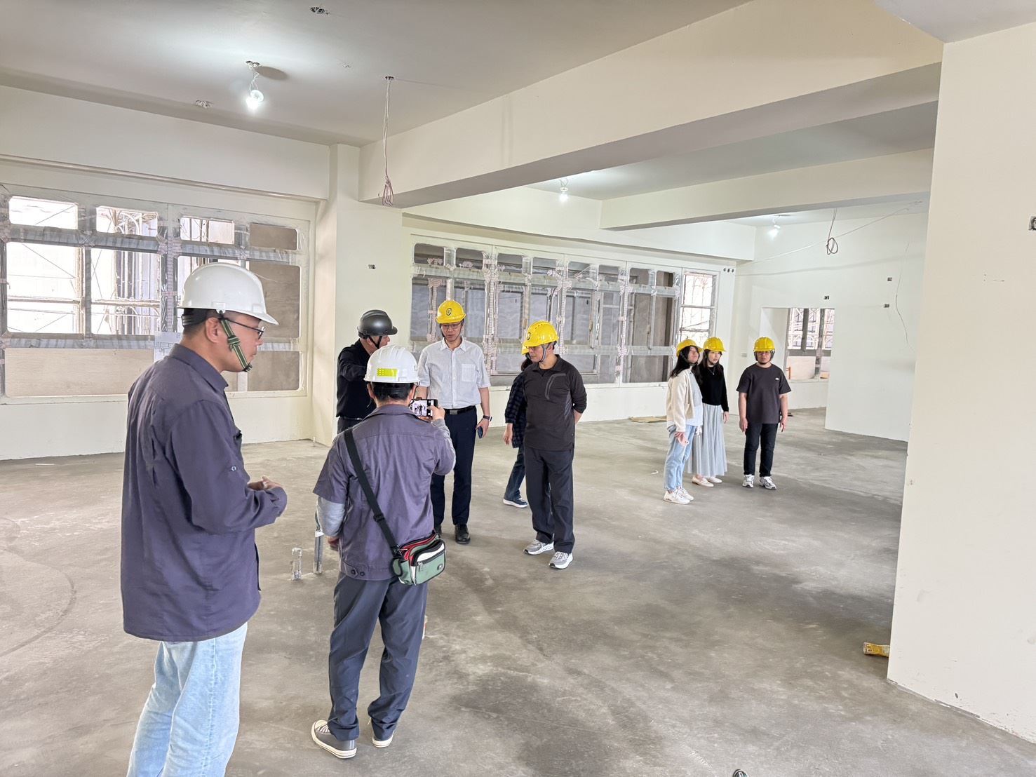 視察工地並且及時討論最適合的方案 的圖片