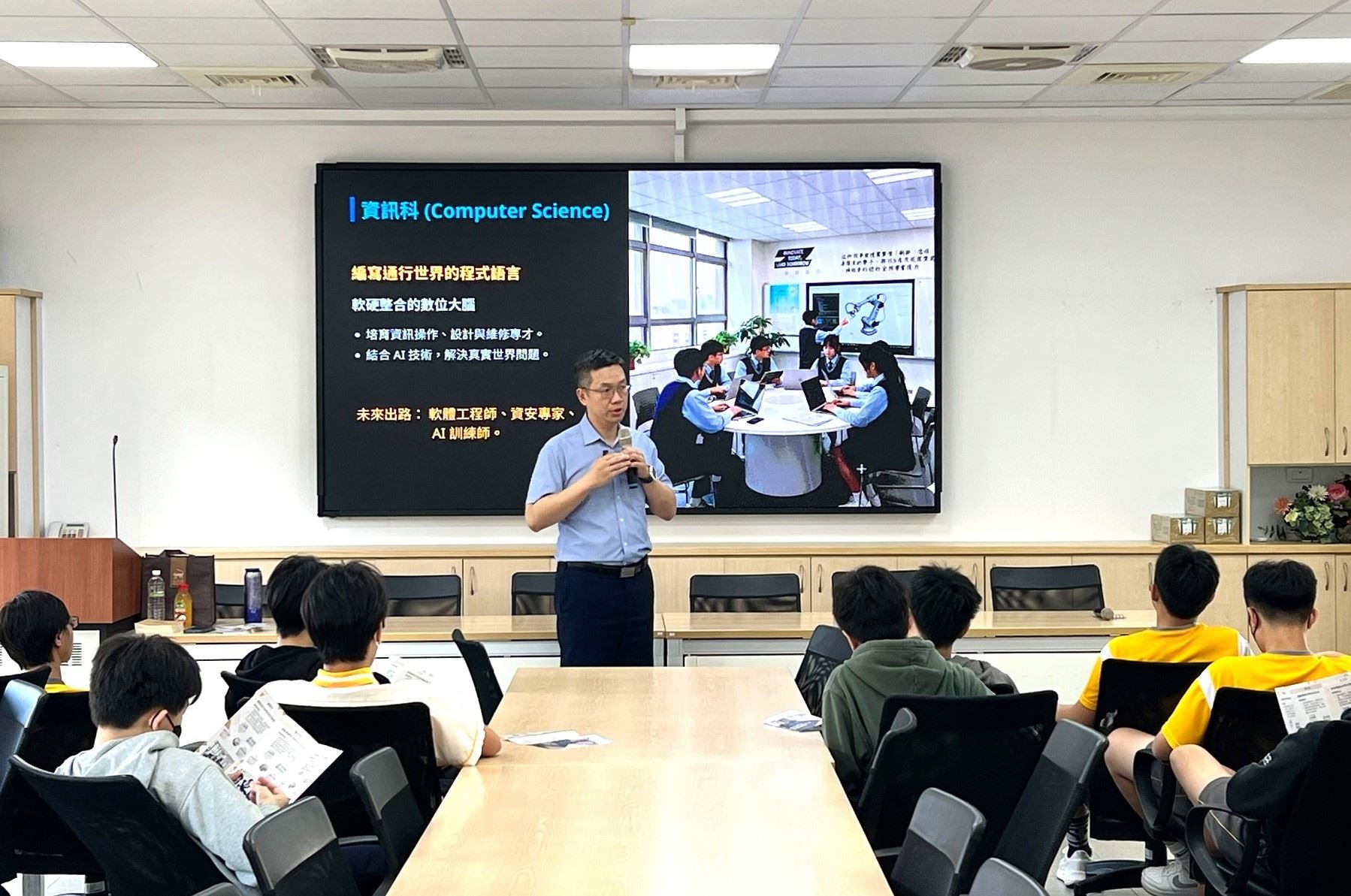 01籌備處至各校進行招生宣導，校長林湧順(中)親自說明 的圖片