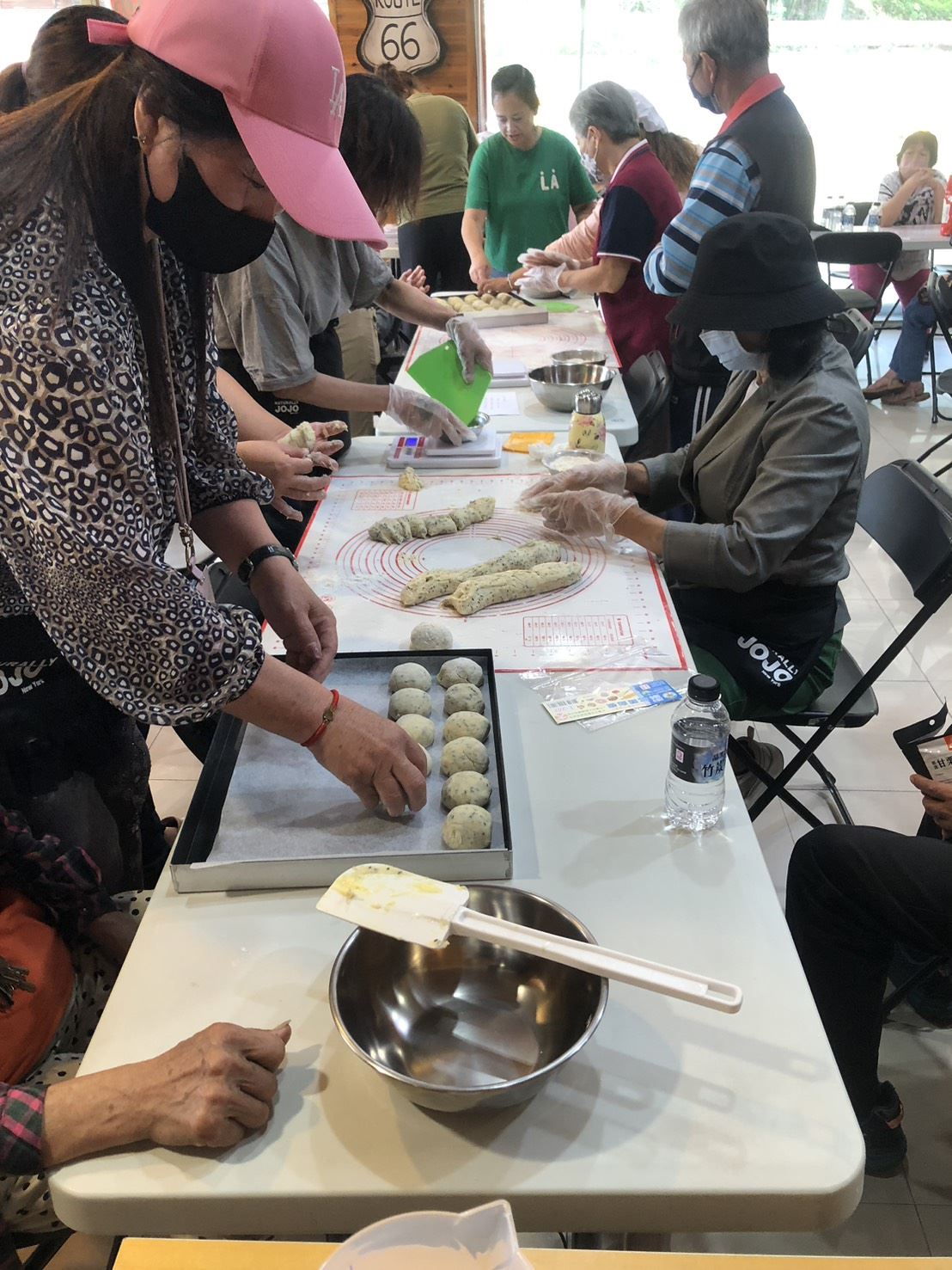 新竹縣政府攜手橫山家照共融據點及義興文健站辦理家庭照顧者喘息工作坊，透過烘焙的學習協助家照者轉移焦點，享受手作樂趣以減緩緊繃的身體與長期以來的照顧負荷。 (3) 的圖片