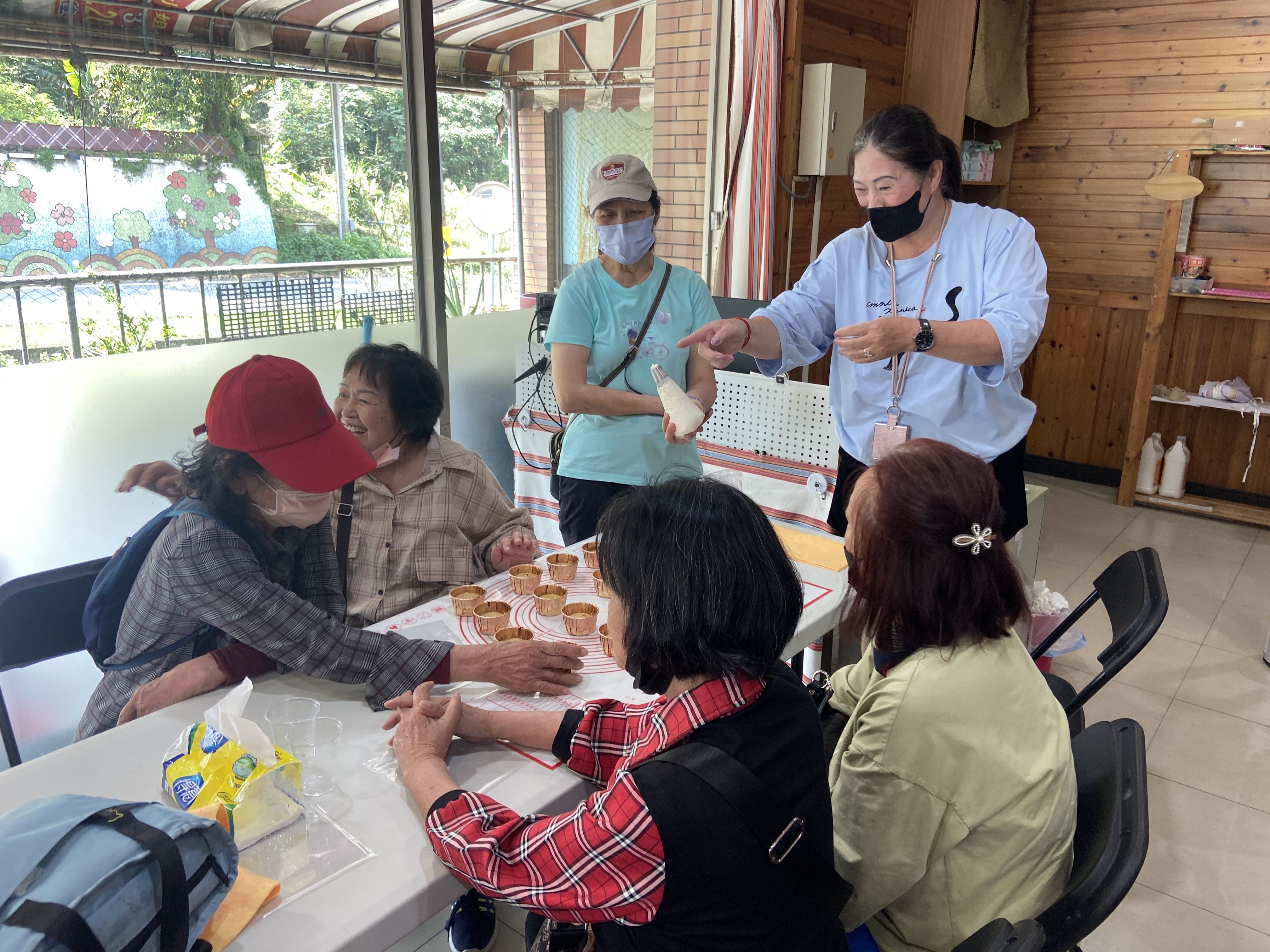 新竹縣政府攜手橫山家照共融據點及義興文健站辦理家庭照顧者喘息工作坊，透過烘焙的學習協助家照者轉移焦點，享受手作樂趣以減緩緊繃的身體與長期以來的照顧負荷。 的圖片