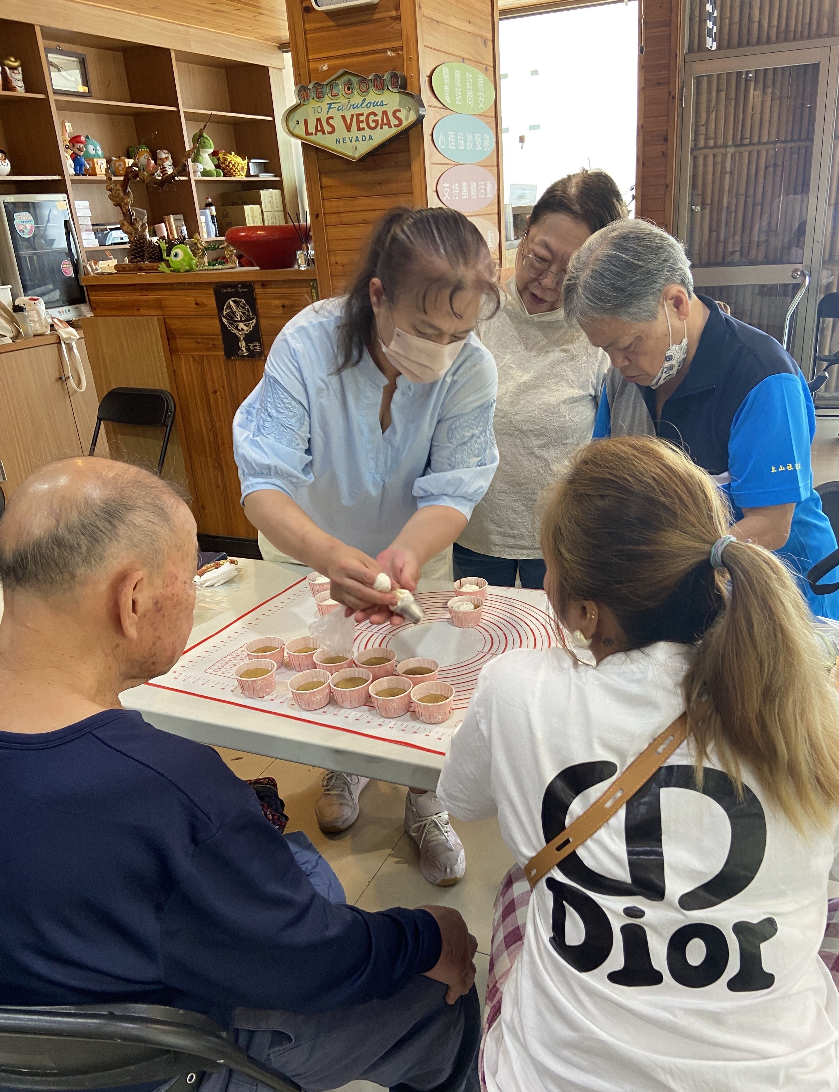 新竹縣政府攜手橫山家照共融據點及義興文健站辦理家庭照顧者喘息工作坊，透過烘焙的學習協助家照者轉移焦點，享受手作樂趣以減緩緊繃的身體與長期以來的照顧負荷。 (2) 的圖片