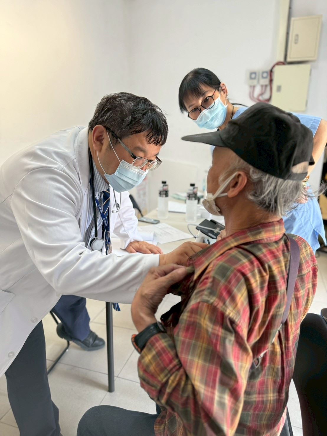 官網-巡迴診療提供血壓、血糖量測、醫師問診、健康諮詢及抽血檢驗等服務 的圖片