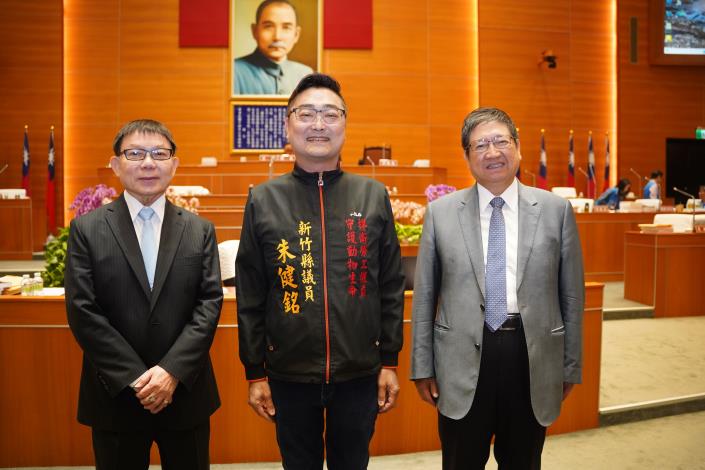 官網DSC08330朱健銘議員(中)今天總質詢 的圖片
