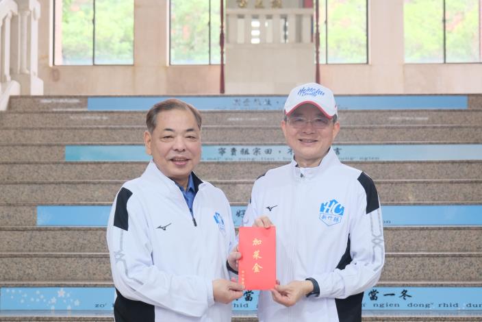 官網-副縣長陳見賢代表楊文科縣長頒發加菜金 的圖片