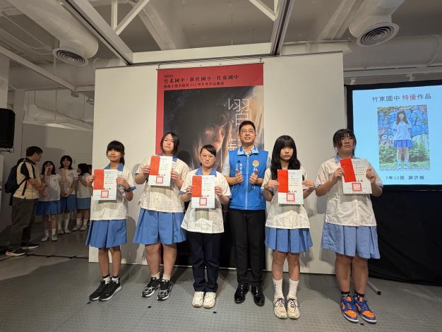 教育局副局長沈靜濤頒獎給參展學生 (2)