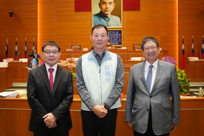 官網DSC08365新竹縣議員吳傳地(中)6日總質詢.JPG