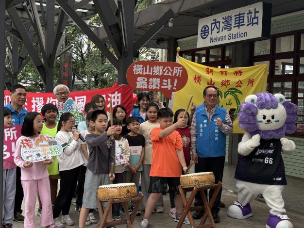 官網-縣府近期串聯全縣13鄉鎮市辦理授旗活動，圖為橫山鄉 的圖片