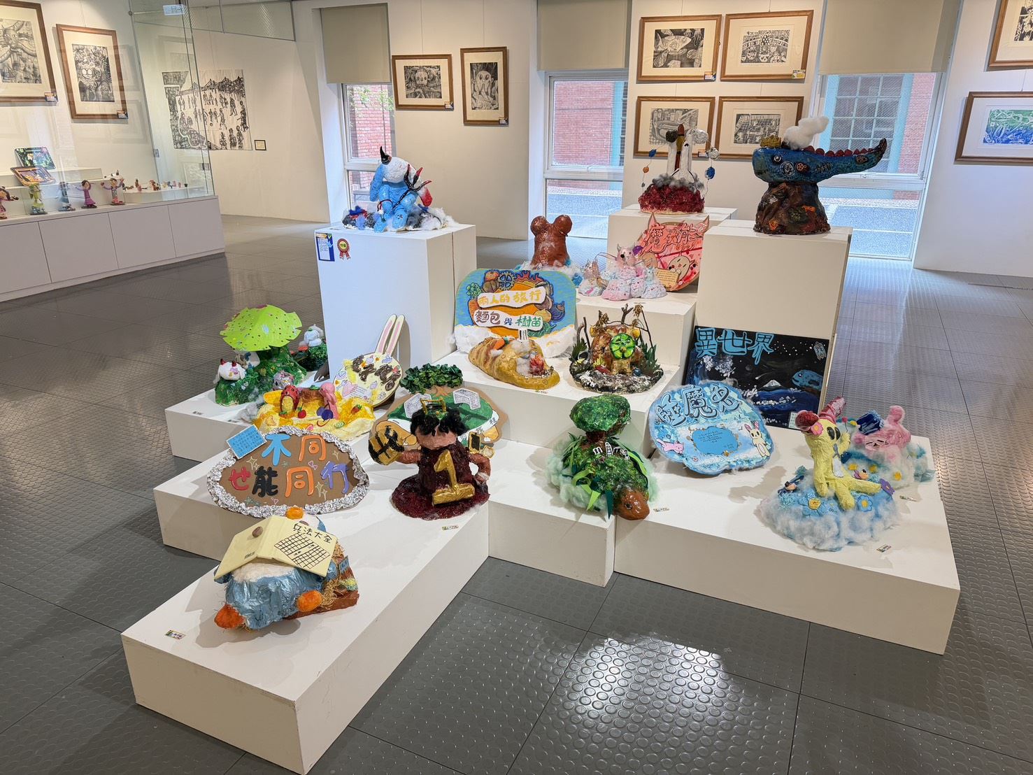展覽以「熠藝」為題，象徵孩子們擁有點亮世界的藝術天分 的圖片
