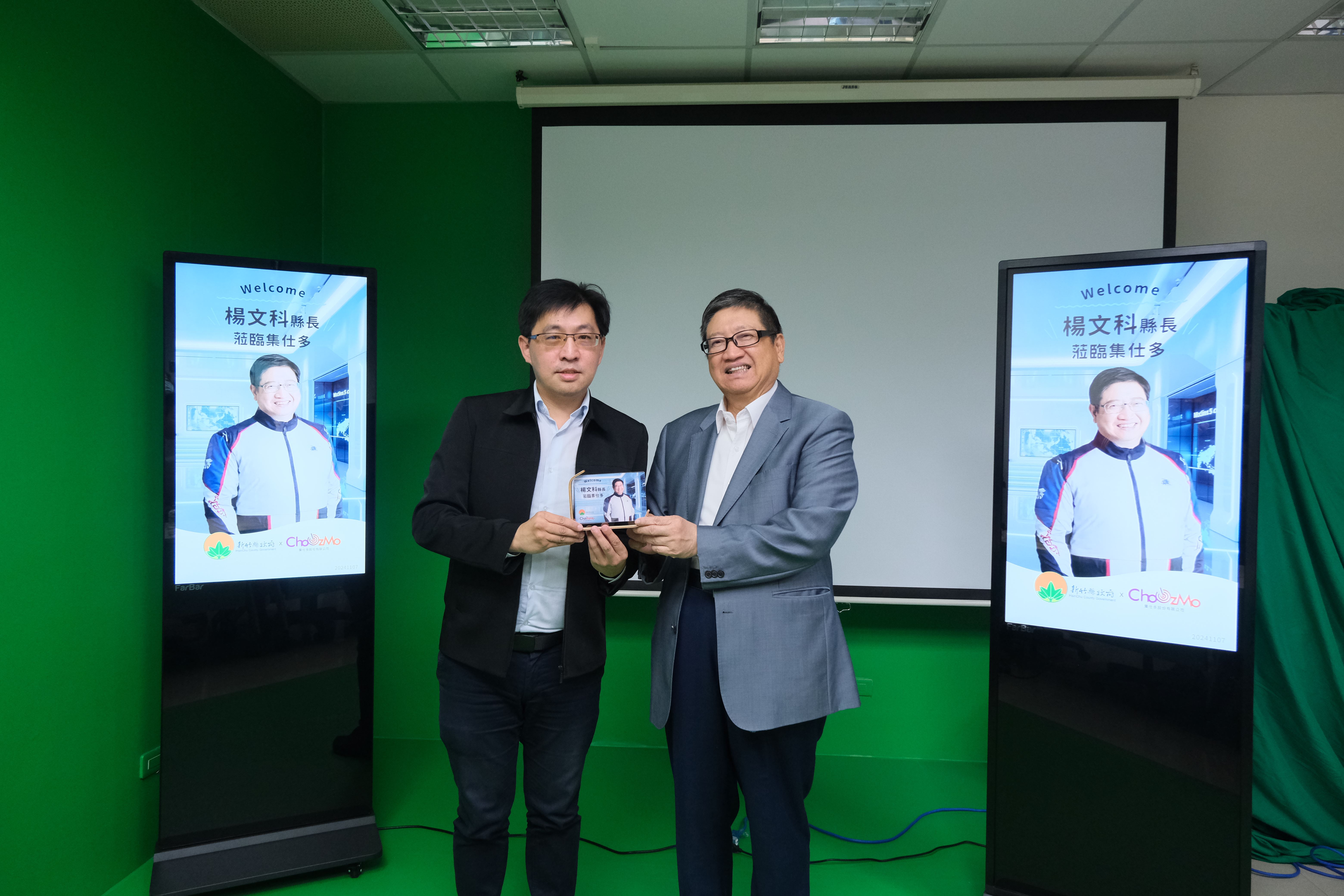 網DSCF9829新竹縣長楊文科走訪獲補助結案的亮點企業，現場體驗AI人像建模動作拍攝。 的圖片