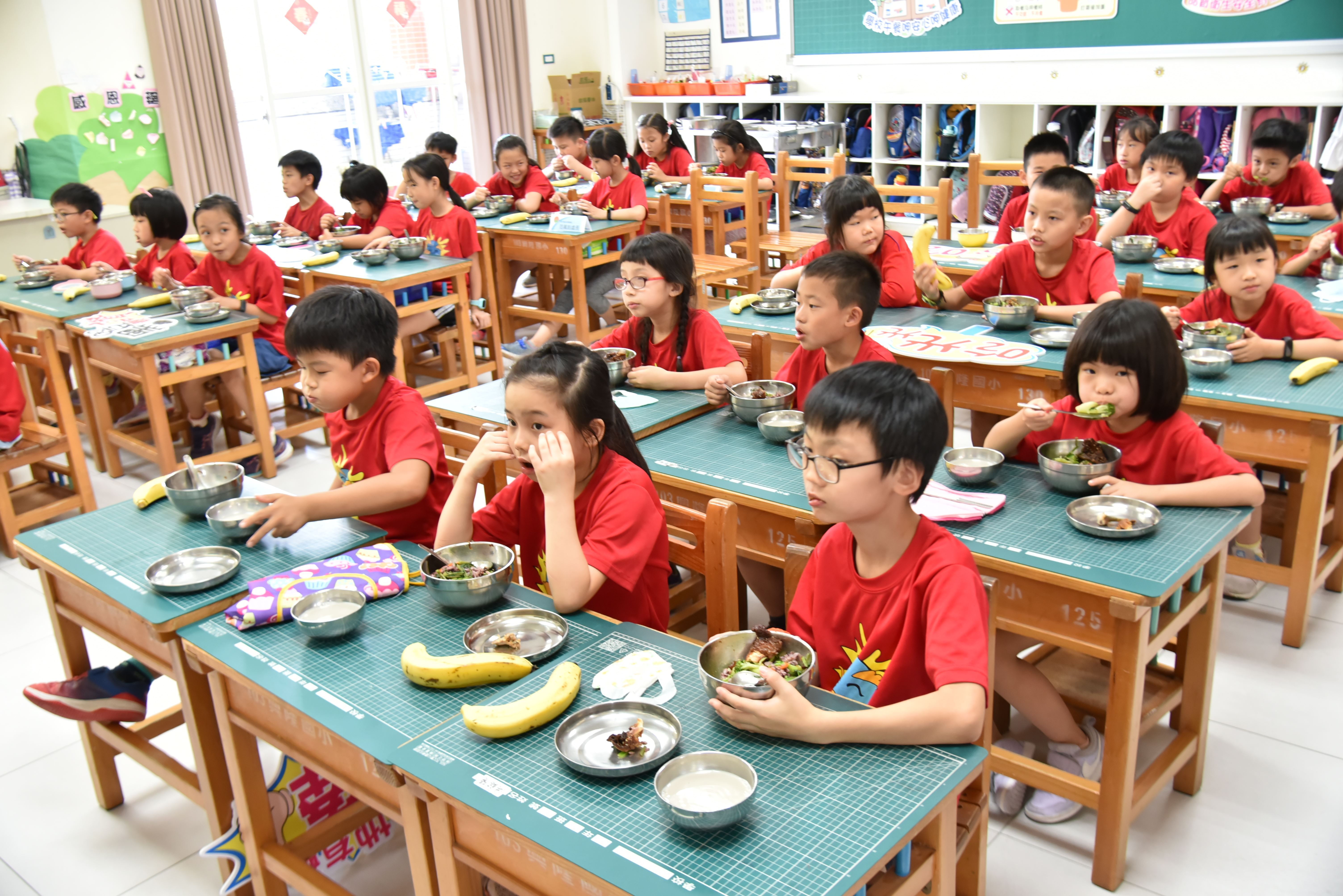 學童品嘗營養午餐 的圖片