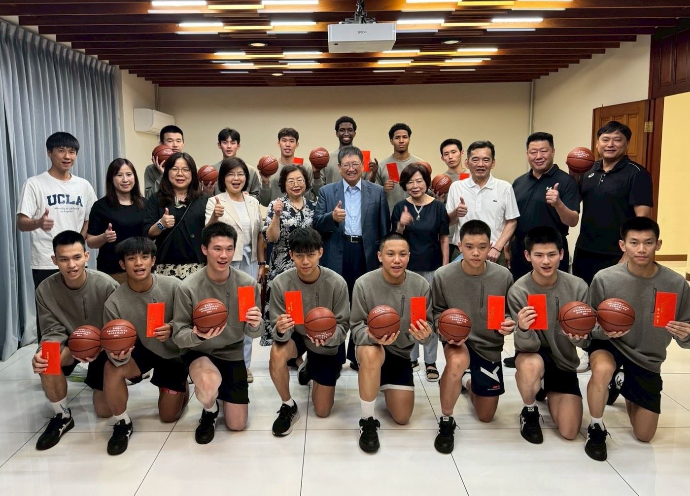 官網-為嘉勉籃球隊球員與教練團的辛勞，新竹縣長楊文科近日(18日)特別頒發35萬元獎勵金、獎狀與紀念籃球 的圖片