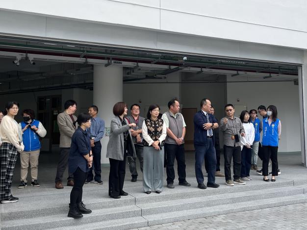 李安妤秘書長及與會人員進行現地履勘，實地瞭解已完工啟用的校舍環境及施工成果。