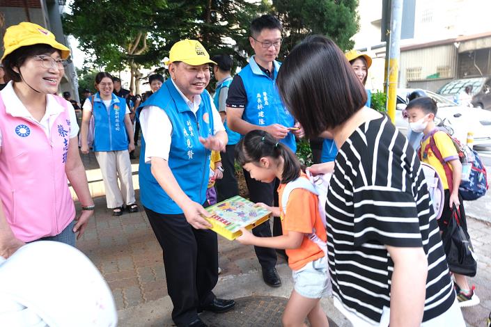 副縣長配戴小黃帽宣導交通安全 籲拒絕校園霸凌打造友善校園環境