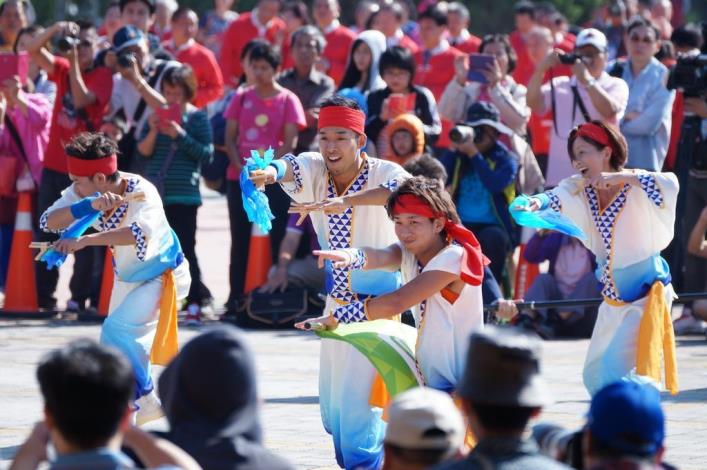 The International Flower Drum Art Festival Hits the Streets - Groups from Taiwan and Overseas Put on a Show