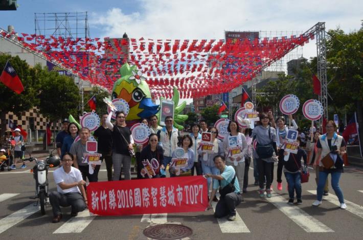 Thousands of people in Hsinchu County have a parade to commemorate National Day of the Republic of China