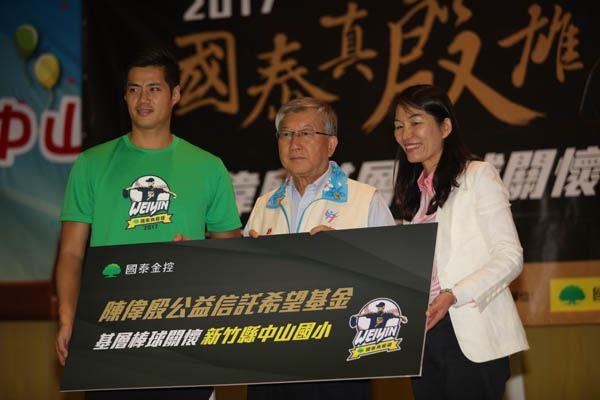 MLB player Chen Wei-yin teaches baseball skills to junior players in Hsinchu County
