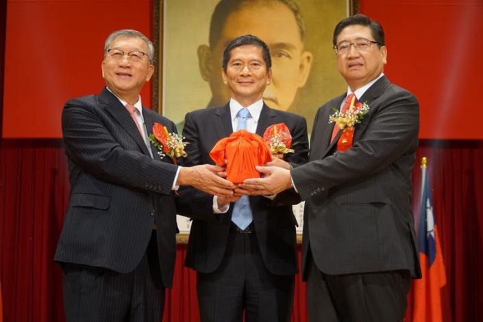 Newly-elected Magistrate Yang Wen-ke takes office and vows to fulfill his campaign promises