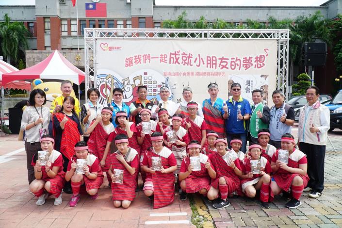 Local enterprise raises a fund to assist the Choir of Taoshan Elementary School in attending the international choral competition