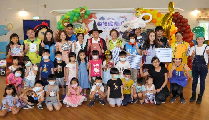 Hsinchu County kicks off Bookstart with Mayor Yang as story-teller (3 photos)