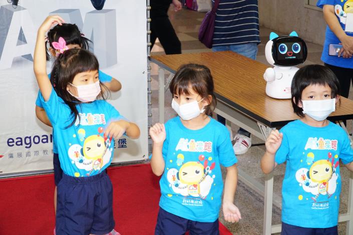 2,300 schoolchildren in Hsinchu County learn with Kebbie Robot, which will radually expand to the entire county next year. (4 photos)