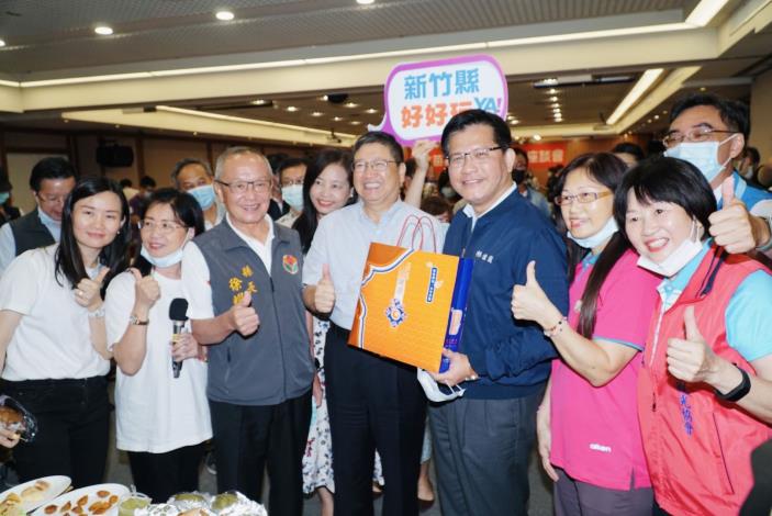 Minister Lin Chia-Lung promotes Hsinchu County and Miaoli County feature tourism brands: County Magistrate Yang markets specialties from Beipu and Neiwan.