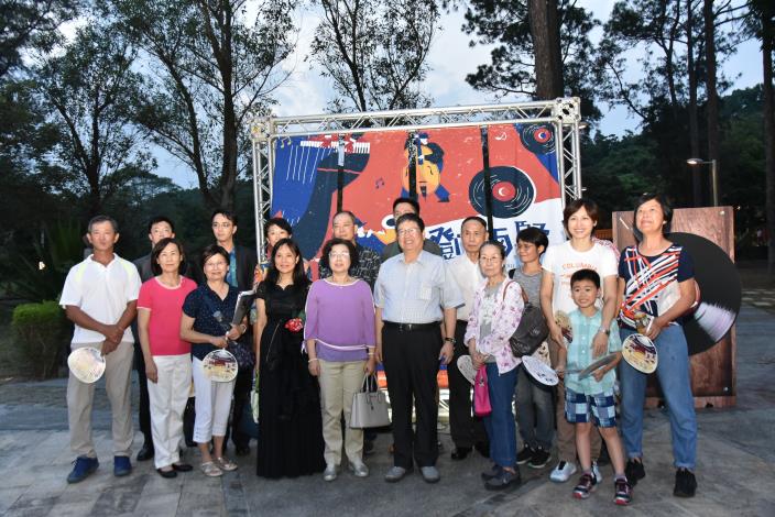 Deng Yu-Hsien Memorial Concert Opens: Hundreds sang and relived the era of folk songs with the family of Deng Yu-Hsien 