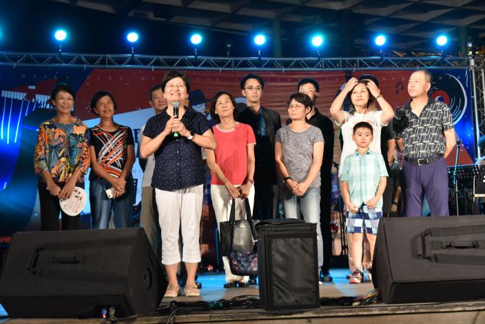 Deng Yu-Hsien Memorial Concert Opens: Hundreds sang and relived the era of folk songs with the family of Deng Yu-Hsien  (2 photos)