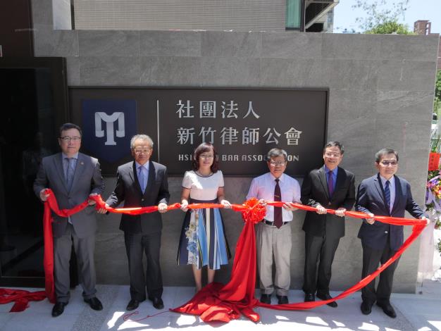 Hsinchu Bar Association officially unveils and opens its new building--the only detached bar association hall in the nation: County Magistrate Yang joins in the celebration. 