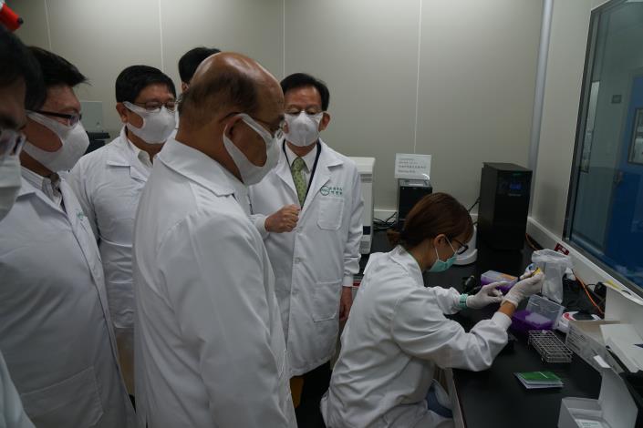Premier Su Tseng-chang visits Medigen Vaccine Biologics Corp (3 photos)