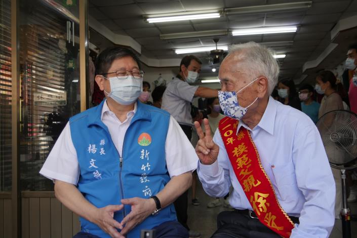 Hebe's very independent centenarian grandfather Sung Tseng-Tu wins the Hsinchu County Model Father Award