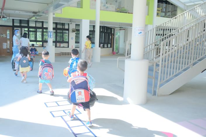 Parental subsidy will increase starting 8/1 --Tuition in Hsinchu County’s public, quasi-public and non-profit kindergartens to reduce by NT$1,000. (2 photos)