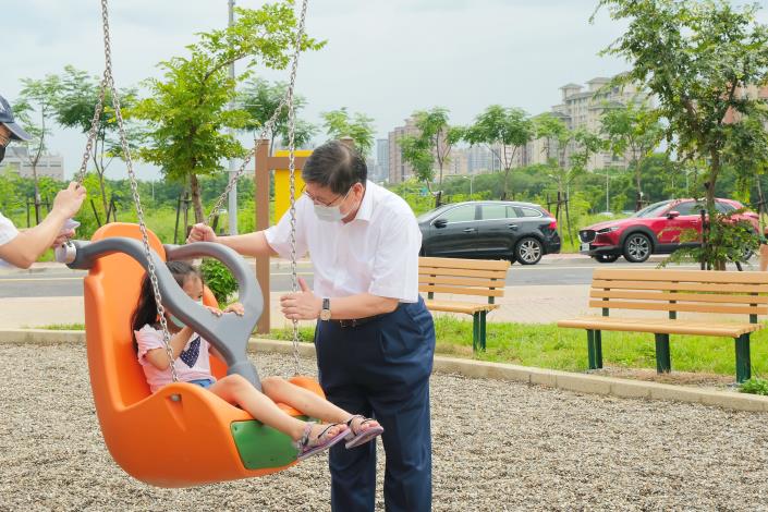 The Park of the Hsinchu County International AI Smart Business Park will officially open tomorrow-- County Magistrate Yang will be unboxing together with children!