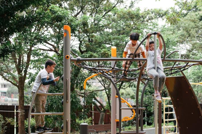 公兒27公園主題為「搖擺的甲蟲」，以昆蟲界的大力士甲蟲，作為本公園的主題。設置孩童與大人攀爬設施，訓練肢體的協調與平衡！